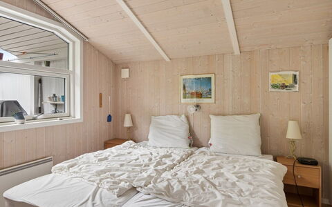 Rikhard - 175M to the Fjord: Bois, Chambre, Design Intérieur, Sol, Domicile, Lit, Plafond, Meubles, Drap De Lit, Porte