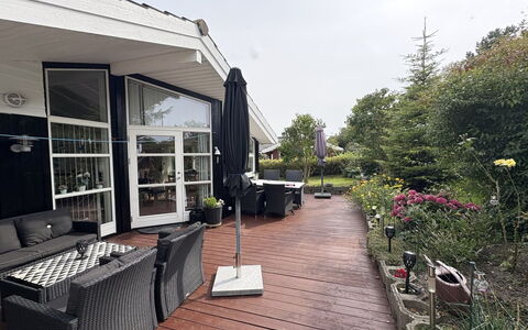 Rikhard - 175M to the Fjord: Meubles, Canapé, Design Intérieur, Sol, Salon, Sol, Throw Pillow, Pièce, Oreiller