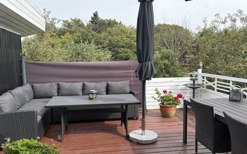 Rikhard - 175M to the Fjord: Meubles, Canapé, Design Intérieur, Sol, Salon, Sol, Throw Pillow, Pièce, Oreiller