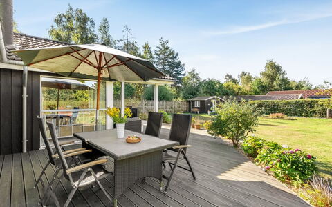 Arisa - 300M from the Sea: Toit, Maison, Domicile, Chalet, Porte, Siding, Plate-Forme, Porche, Planche, Dur