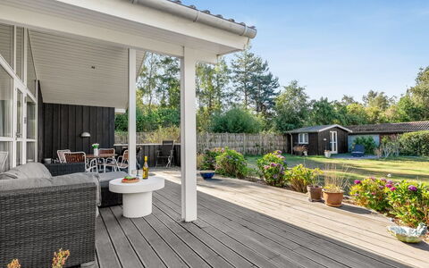 Arisa - 300M from the Sea: Toit, Maison, Domicile, Chalet, Porte, Siding, Plate-Forme, Porche, Planche, Dur