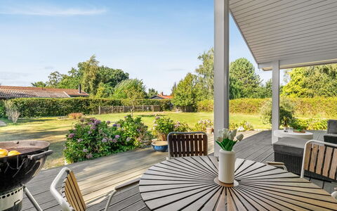 Arisa - 300M from the Sea: Toit, Maison, Domicile, Chalet, Porte, Siding, Plate-Forme, Porche, Planche, Dur