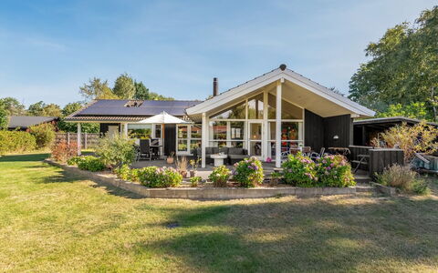 Arisa - 300M from the Sea: Toit, Maison, Domicile, Chalet, Porte, Siding, Plate-Forme, Porche, Planche, Dur