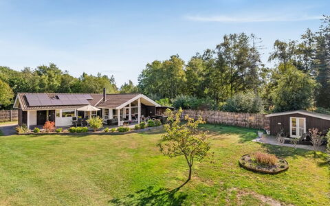 Arisa - 300M from the Sea: Toit, Maison, Domicile, Chalet, Porte, Siding, Plate-Forme, Porche, Planche, Dur