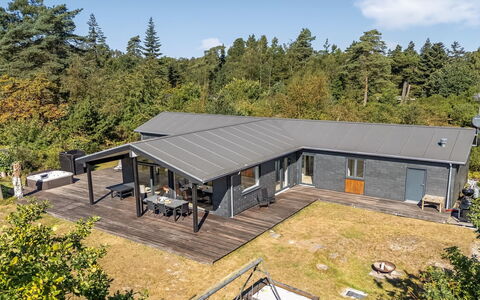 Milda - 100M from the Sea: Maison, Toit, Domicile, Chalet, Arbuste, Couverture De Sol, Biens, Ferme, Siding, Batiments Jardin