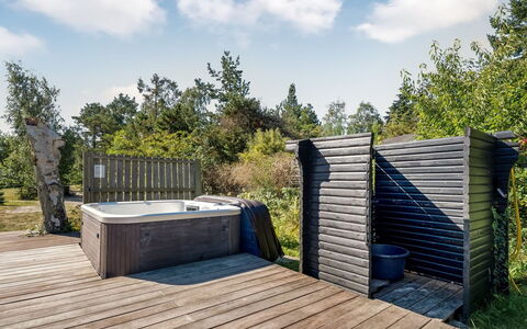 Milda - 100M from the Sea: Maison, Toit, Domicile, Chalet, Arbuste, Couverture De Sol, Biens, Ferme, Siding, Batiments Jardin