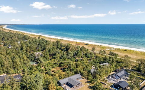 Milda - 100M from the Sea: Maison, Toit, Domicile, Chalet, Arbuste, Couverture De Sol, Biens, Ferme, Siding, Batiments Jardin
