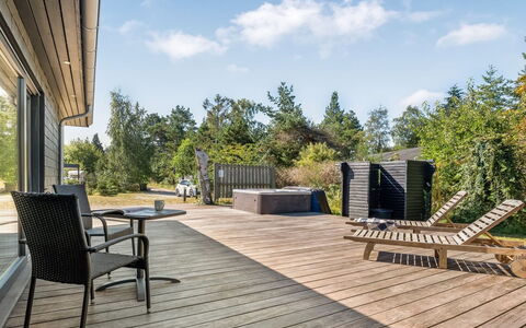 Milda - 100M from the Sea: Maison, Toit, Domicile, Chalet, Arbuste, Couverture De Sol, Biens, Ferme, Siding, Batiments Jardin