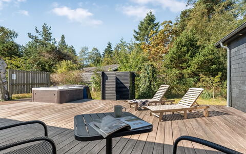 Milda - 100M from the Sea: Maison, Toit, Domicile, Chalet, Arbuste, Couverture De Sol, Biens, Ferme, Siding, Batiments Jardin
