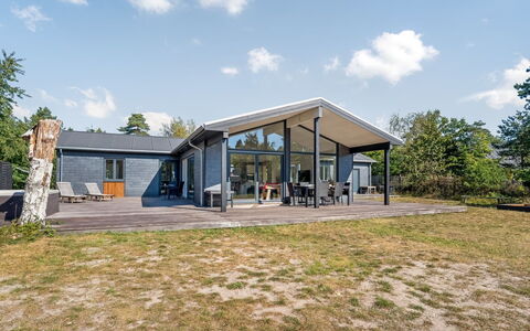 Milda - 100M from the Sea: Maison, Toit, Domicile, Chalet, Arbuste, Couverture De Sol, Biens, Ferme, Siding, Batiments Jardin