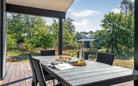 Milda - 100M from the Sea: Maison, Toit, Domicile, Chalet, Arbuste, Couverture De Sol, Biens, Ferme, Siding, Batiments Jardin