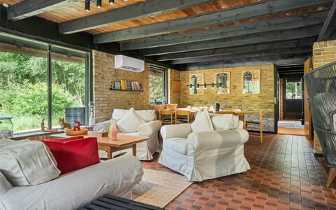 Karmen - 1Km from the Sea: Meubles, Bois, Design Intérieur, Plafond, Canapé, Sol, Table, Pièce, Chaise, Salon