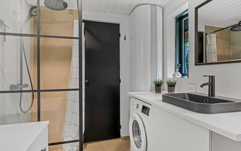 Karmen - 1Km from the Sea: Design Intérieur, Luminaire Plomberie, Sol, Sol, Machine À Laver, Plafond, Armoire De Toilette, Pièce, Robinet, Salle De Bains