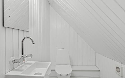Karmen - 1Km from the Sea: Luminaire Plomberie, Blanc, Sol, Sol, Design Intérieur, Plafond, Salle De Bains, Robinet, Évier, Plomberie
