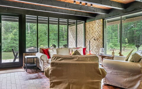 Karmen - 1Km from the Sea: Bois, Meubles, Chaise, Plafond, Matériau Naturel, Faisceau, Dur, Salon, Brique, Cabane En Rondins