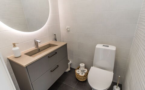 Villa Usva: Sol, Sol, Luminaire Plomberie, Siège De Toilette, Toilette, Salle De Bains, Lavabo, Design Intérieur, Armoire De Toilette, Évier