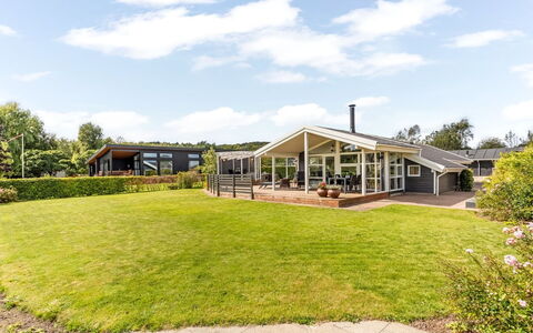 Eisa - 75M from the Sea: Domicile, Biens, Ombre, Aménagement Paysager, Pelouse, Ferme, Cour, Villa, Manoir, Porche