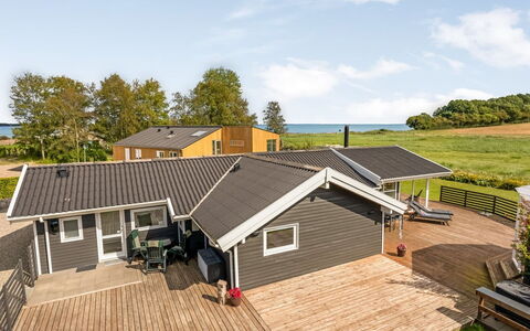Eisa - 75M from the Sea: Maison, Domicile, Toit, Chalet, Biens, Porche, Dur, Ombre, Planche, Plate-Forme