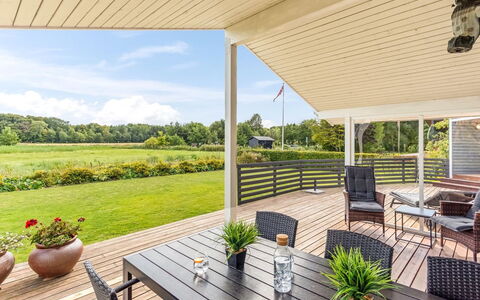 Eisa - 75M from the Sea: Bois, Porche, Lot Terre, Meubles, Plate-Forme, Domicile, Ombre, Mobilier De Jardin, Dur, Chaise