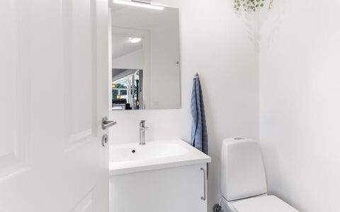 Eisa - 75M from the Sea: Mur, Design Intérieur, Luminaire Plomberie, Sol, Sol, Salle De Bains, Armoire De Toilette, Évier, Robinet, Plafond