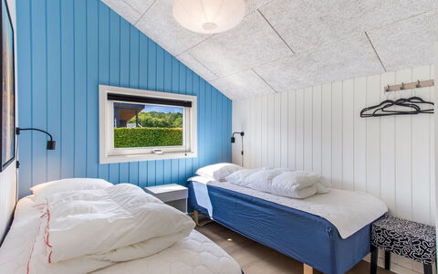 Eisa - 75M from the Sea: Chambre, Bois, Lit, Design Intérieur, Plafond, Drap De Lit, Literie, Sol, Cadre De Lit, Domicile