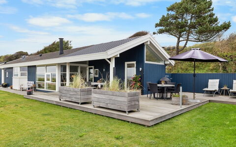 Gertje - 20M from the Sea: Bleu, Arbuste, Chalet, Couverture De Sol, Jardin, Biens, Ombre, Aménagement Paysager, Ferme, Eco Hôtel