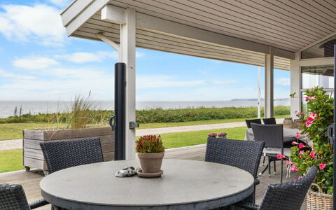 Gertje - 20M from the Sea: Bleu, Arbuste, Chalet, Couverture De Sol, Jardin, Biens, Ombre, Aménagement Paysager, Ferme, Eco Hôtel