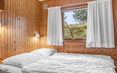 Anneka - 750M from the Sea: Lit, Chambre, Bois, Drap De Lit, Literie, Design Intérieur, Plafond, Sol, Sol, Linge