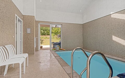 Berta - 2Km from the Sea: Sol, Sol, Piscine, Plafond, Tuile, Recours, Hôtel, Daylighting