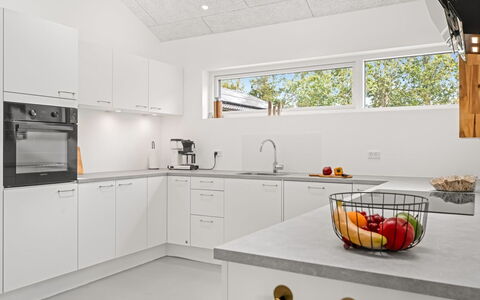Berta - 2Km from the Sea: Cuisine, Design Intérieur, Appareil De Cuisine, Sol, Comptoir, Principaux Appliance, Plafond, Bois, Luminaire, Cabinetry