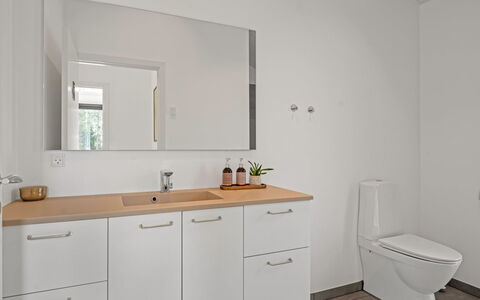 Berta - 2Km from the Sea: Lavabo, Sol, Luminaire Plomberie, Sol, Salle De Bains, Design Intérieur, Évier, Armoire De Toilette, Cabinetry, Miroir