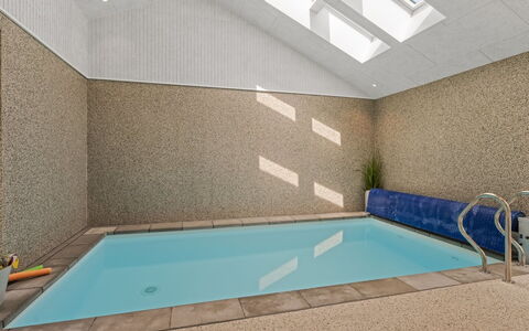 Berta - 2Km from the Sea: Sol, Sol, Design Intérieur, Composite, Plafond, Piscine, Tuile, Ombre, Conception, Daylighting