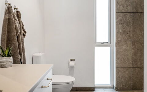 Berta - 2Km from the Sea: Siège De Toilette, Mur, Sol, Luminaire Plomberie, Sol, Salle De Bains, Toilette, Design Intérieur, Armoire De Toilette, Plomberie