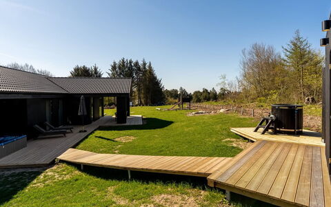Berta - 2Km from the Sea: Jardin, Ombre, Aménagement Paysager, Plate-Forme, Arrière-Cour, Cour, Pelouse, Batiments Jardin, Dur, Conception