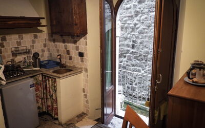 Appartamento Sole: Mur, Porte, Tache De Bois, Comptoir, Cuisine, Dur, Appareil De Cuisine, Chaise, Cuisinière, Principaux Appliance
