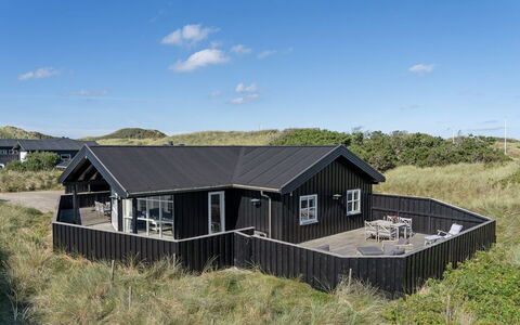 Alde - 150M from the Sea: Bleu, Arbuste, Chalet, Couverture De Sol, Jardin, Biens, Ombre, Aménagement Paysager, Ferme, Eco Hôtel