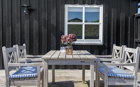 Alde - 150M from the Sea: Bleu, Arbuste, Chalet, Couverture De Sol, Jardin, Biens, Ombre, Aménagement Paysager, Ferme, Eco Hôtel