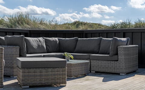 Alde - 150M from the Sea: Bleu, Arbuste, Chalet, Couverture De Sol, Jardin, Biens, Ombre, Aménagement Paysager, Ferme, Eco Hôtel