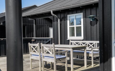 Alde - 150M from the Sea: Bleu, Arbuste, Chalet, Couverture De Sol, Jardin, Biens, Ombre, Aménagement Paysager, Ferme, Eco Hôtel