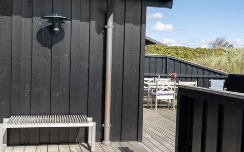 Alde - 150M from the Sea: Bleu, Arbuste, Chalet, Couverture De Sol, Jardin, Biens, Ombre, Aménagement Paysager, Ferme, Eco Hôtel