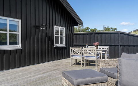Alde - 150M from the Sea: Bleu, Arbuste, Chalet, Couverture De Sol, Jardin, Biens, Ombre, Aménagement Paysager, Ferme, Eco Hôtel