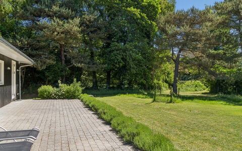 Angelika - 1.3Km from the Sea: Herbe, Vert, Arbuste, Lot Terre, Jardin, Couverture De Sol, Ombre, Pelouse, Chalet, Aménagement Paysager
