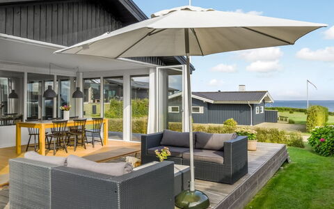 Hubertina - 75M from the Sea: Toit, Maison, Domicile, Chalet, Porte, Siding, Plate-Forme, Porche, Planche, Dur
