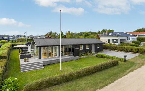 Hubertina - 75M from the Sea: Toit, Maison, Domicile, Chalet, Porte, Siding, Plate-Forme, Porche, Planche, Dur