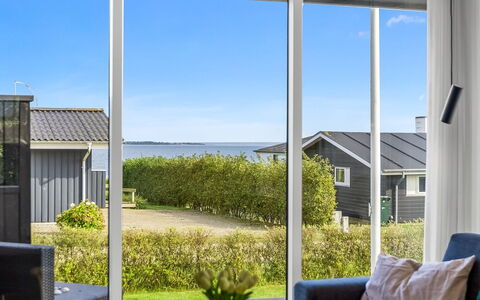 Hubertina - 75M from the Sea: Toit, Maison, Domicile, Chalet, Porte, Siding, Plate-Forme, Porche, Planche, Dur