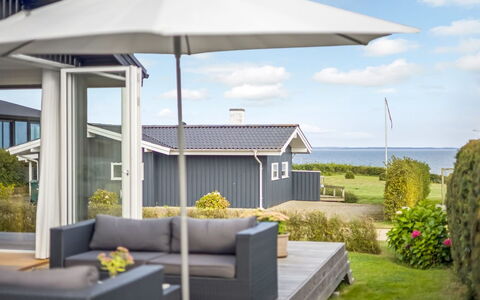 Hubertina - 75M from the Sea: Toit, Maison, Domicile, Chalet, Porte, Siding, Plate-Forme, Porche, Planche, Dur