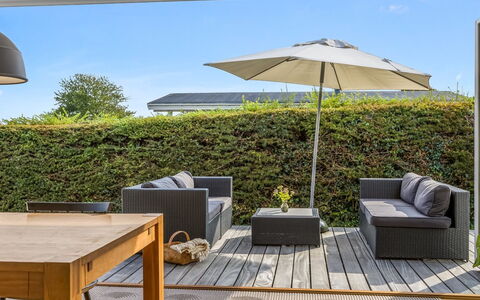 Hubertina - 75M from the Sea: Toit, Maison, Domicile, Chalet, Porte, Siding, Plate-Forme, Porche, Planche, Dur