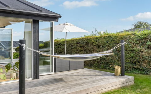 Hubertina - 75M from the Sea: Toit, Maison, Domicile, Chalet, Porte, Siding, Plate-Forme, Porche, Planche, Dur