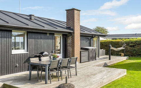 Hubertina - 75M from the Sea: Toit, Maison, Domicile, Chalet, Porte, Siding, Plate-Forme, Porche, Planche, Dur