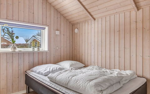 Gret - 700M from the Sea: Bois, Chambre, Lit, Literie, Drap De Lit, Cadre De Lit, Dur, Planche, Tache De Bois, Plafond